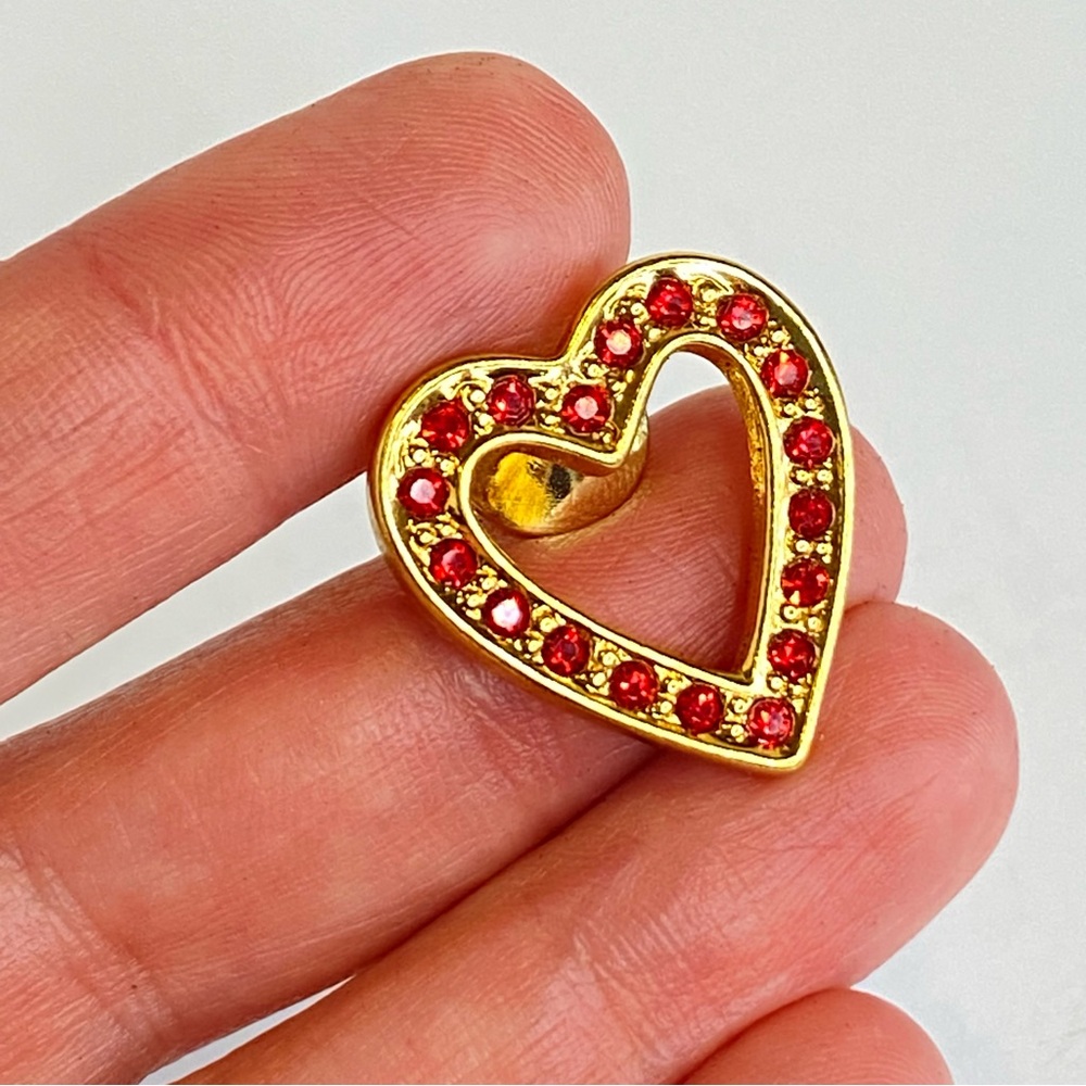 Avon 1992 Gold Tone Red Rhinestone Heart Lapel Pin with‎ Box